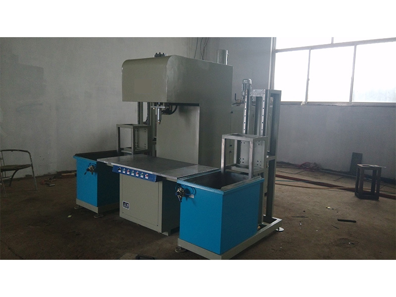 低溫蠟頂注式射蠟機